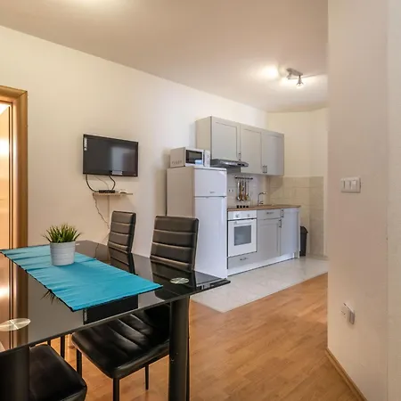 Superior-apartment Mit Einem Schlafzimmer In Strandnaehe By Interhome Apartamento Trogir