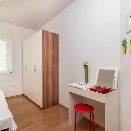 Superior-apartment Mit Einem Schlafzimmer In Strandnaehe By Interhome Trogir