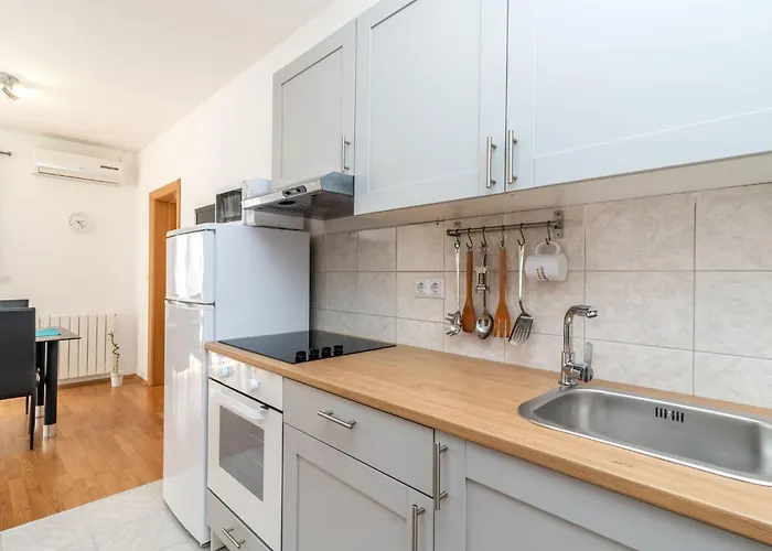 Superior-apartment Mit Einem Schlafzimmer In Strandnaehe By Interhome Trogir